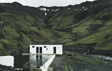 PLAY lleva a los viajeros españoles a los mejores baños termales de Islandia